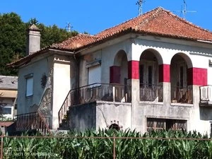 GR Negócios Imobiliários - Moradia Isolada para recuperação Moradia unifamiliar isolada para reconstrução; casa histórica, em pedra, com 2 pisos e sótão, jardim, logradouro e quintal. 
Mina de água e poço, além da rede de aguas municipais.