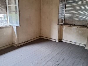 GR Negócios Imobiliários - Moradia Isolada para recuperação Moradia unifamiliar isolada para reconstrução; casa histórica, em pedra, com 2 pisos e sótão, jardim, logradouro e quintal. 
Mina de água e poço, além da rede de aguas municipais.