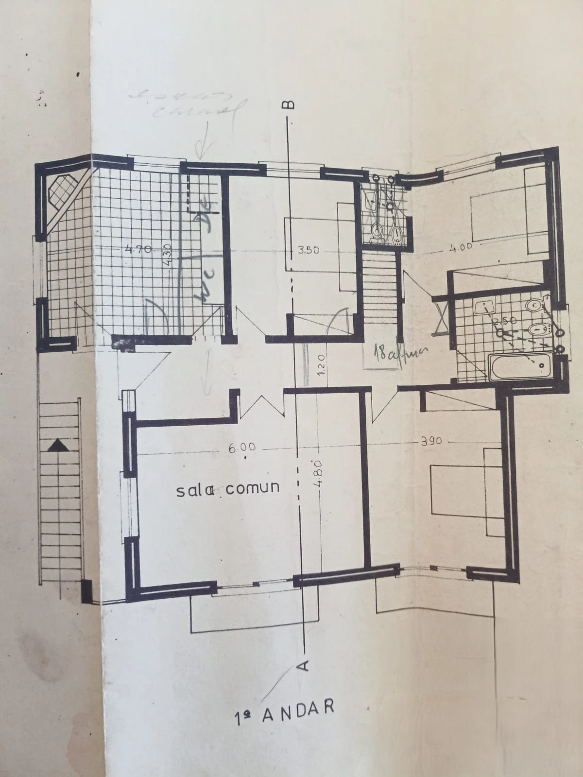 GR Negócios Imobiliários - Moradia V3 Moradia com andares de utilização independente e três acessos diferenciados; cave para garagem; rés do chão para comércio e andar para habitação. Logradouros separados individualmente e acessos automóveis/pedonais diferentes.