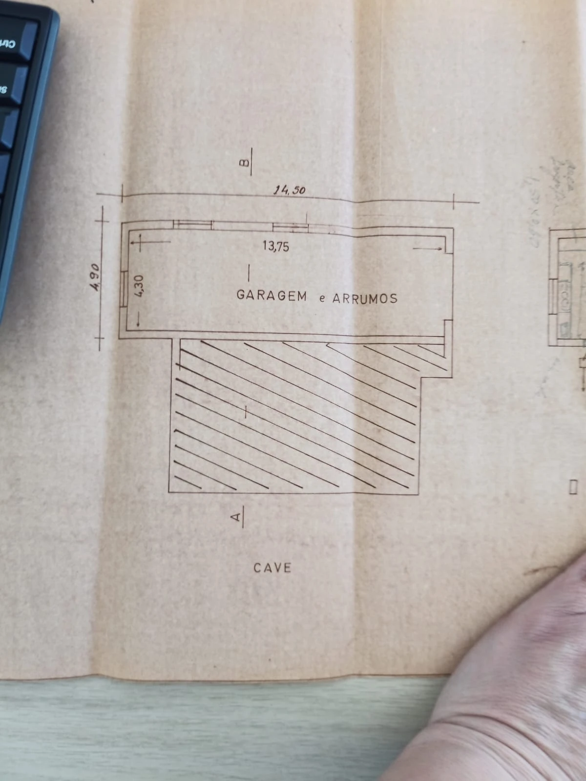 GR Negócios Imobiliários - Moradia V3 Moradia com andares de utilização independente e três acessos diferenciados; cave para garagem; rés do chão para comércio e andar para habitação. Logradouros separados individualmente e acessos automóveis/pedonais diferentes.