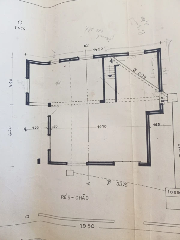 GR Negócios Imobiliários - Moradia V3 Moradia com andares de utilização independente e três acessos diferenciados; cave para garagem; rés do chão para comércio e andar para habitação. Logradouros separados individualmente e acessos automóveis/pedonais diferentes.