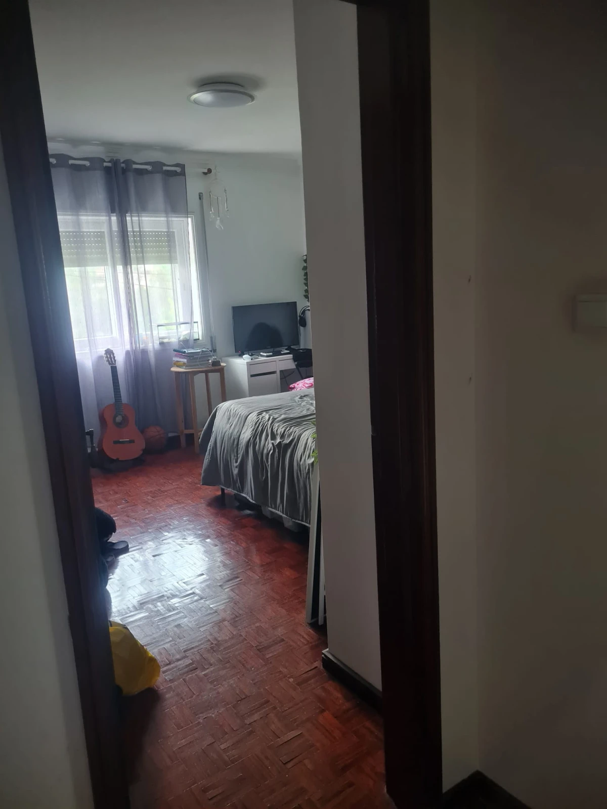 GR Negócios Imobiliários - Moradia V3 Moradia com andares de utilização independente e três acessos diferenciados; cave para garagem; rés do chão para comércio e andar para habitação. Logradouros separados individualmente e acessos automóveis/pedonais diferentes.