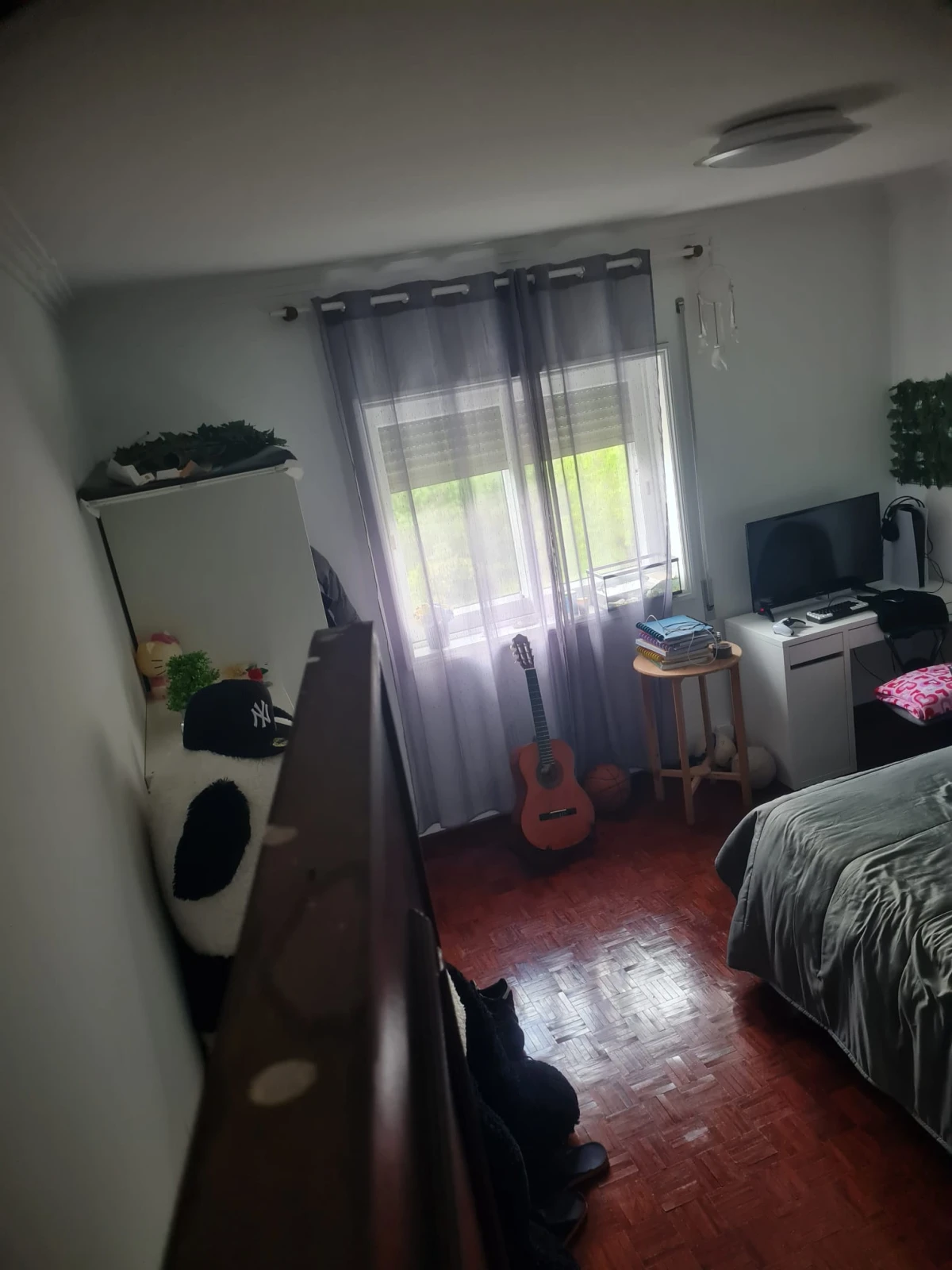 GR Negócios Imobiliários - Moradia V3 Moradia com andares de utilização independente e três acessos diferenciados; cave para garagem; rés do chão para comércio e andar para habitação. Logradouros separados individualmente e acessos automóveis/pedonais diferentes.