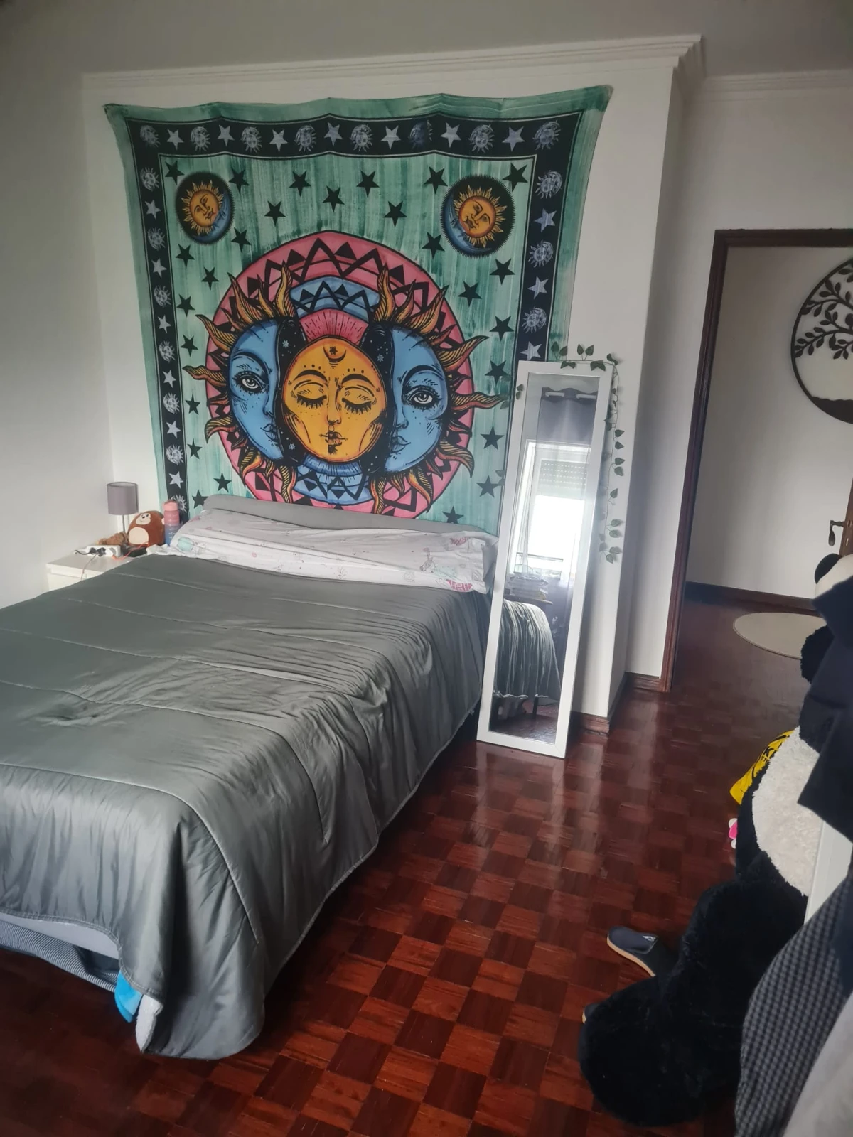 GR Negócios Imobiliários - Moradia V3 Moradia com andares de utilização independente e três acessos diferenciados; cave para garagem; rés do chão para comércio e andar para habitação. Logradouros separados individualmente e acessos automóveis/pedonais diferentes.