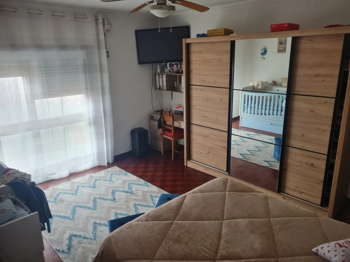 GR Negócios Imobiliários - Moradia V3 Moradia com andares de utilização independente e três acessos diferenciados; cave para garagem; rés do chão para comércio e andar para habitação. Logradouros separados individualmente e acessos automóveis/pedonais diferentes.