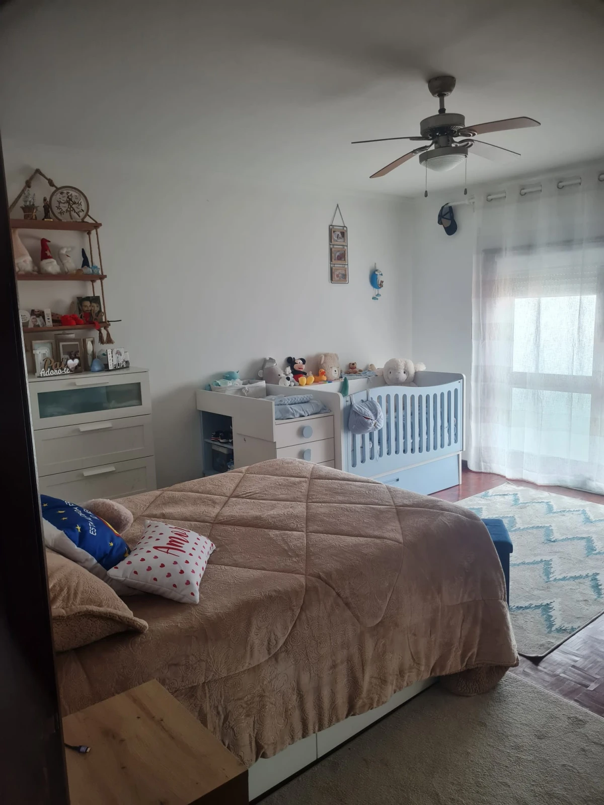 GR Negócios Imobiliários - Moradia V3 Moradia com andares de utilização independente e três acessos diferenciados; cave para garagem; rés do chão para comércio e andar para habitação. Logradouros separados individualmente e acessos automóveis/pedonais diferentes.