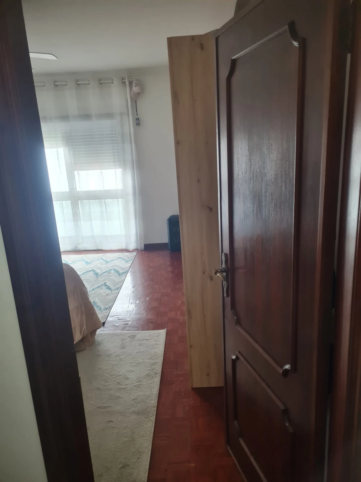 GR Negócios Imobiliários - Moradia V3 Moradia com andares de utilização independente e três acessos diferenciados; cave para garagem; rés do chão para comércio e andar para habitação. Logradouros separados individualmente e acessos automóveis/pedonais diferentes.