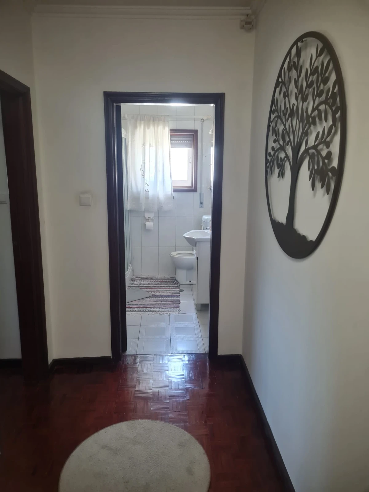 GR Negócios Imobiliários - Moradia V3 Moradia com andares de utilização independente e três acessos diferenciados; cave para garagem; rés do chão para comércio e andar para habitação. Logradouros separados individualmente e acessos automóveis/pedonais diferentes.