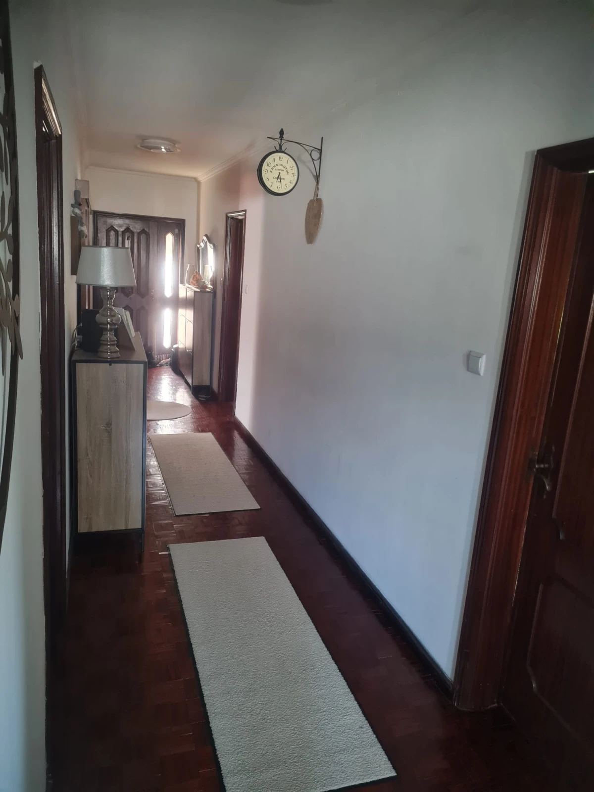 GR Negócios Imobiliários - Moradia V3 Moradia com andares de utilização independente e três acessos diferenciados; cave para garagem; rés do chão para comércio e andar para habitação. Logradouros separados individualmente e acessos automóveis/pedonais diferentes.