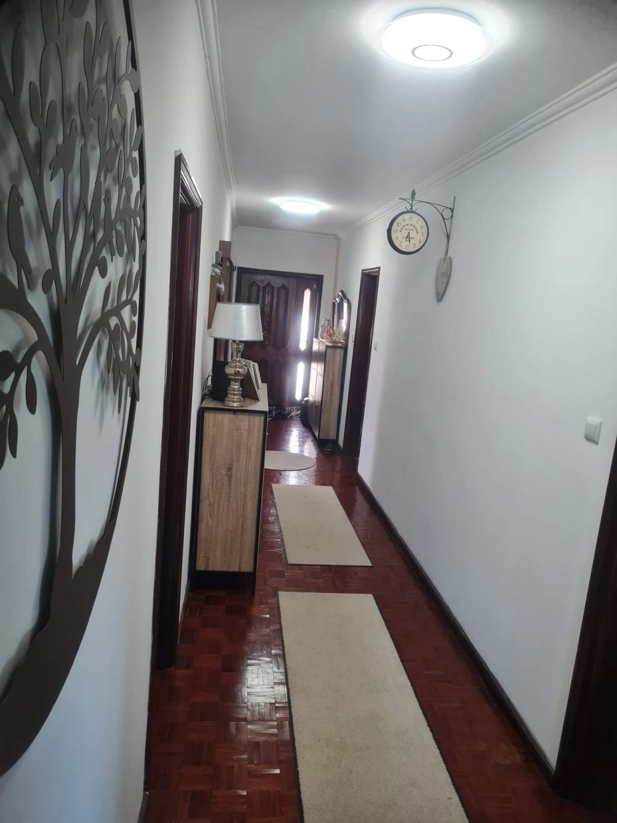 GR Negócios Imobiliários - Moradia V3 Moradia com andares de utilização independente e três acessos diferenciados; cave para garagem; rés do chão para comércio e andar para habitação. Logradouros separados individualmente e acessos automóveis/pedonais diferentes.