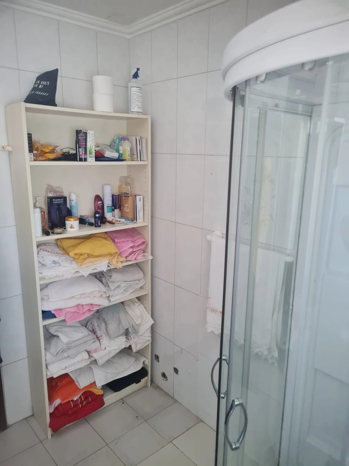 GR Negócios Imobiliários - Moradia V3 Moradia com andares de utilização independente e três acessos diferenciados; cave para garagem; rés do chão para comércio e andar para habitação. Logradouros separados individualmente e acessos automóveis/pedonais diferentes.