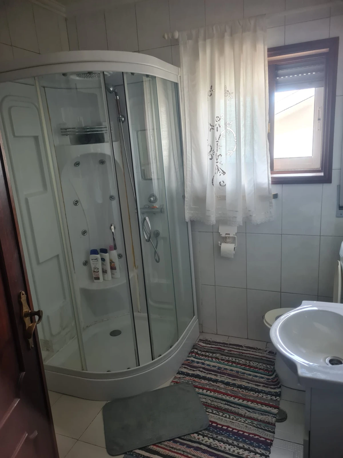 GR Negócios Imobiliários - Moradia V3 Moradia com andares de utilização independente e três acessos diferenciados; cave para garagem; rés do chão para comércio e andar para habitação. Logradouros separados individualmente e acessos automóveis/pedonais diferentes.