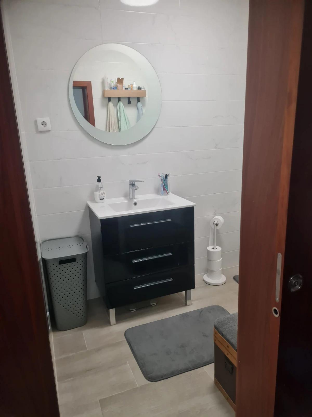 GR Negócios Imobiliários - Moradia V3 Moradia com andares de utilização independente e três acessos diferenciados; cave para garagem; rés do chão para comércio e andar para habitação. Logradouros separados individualmente e acessos automóveis/pedonais diferentes.