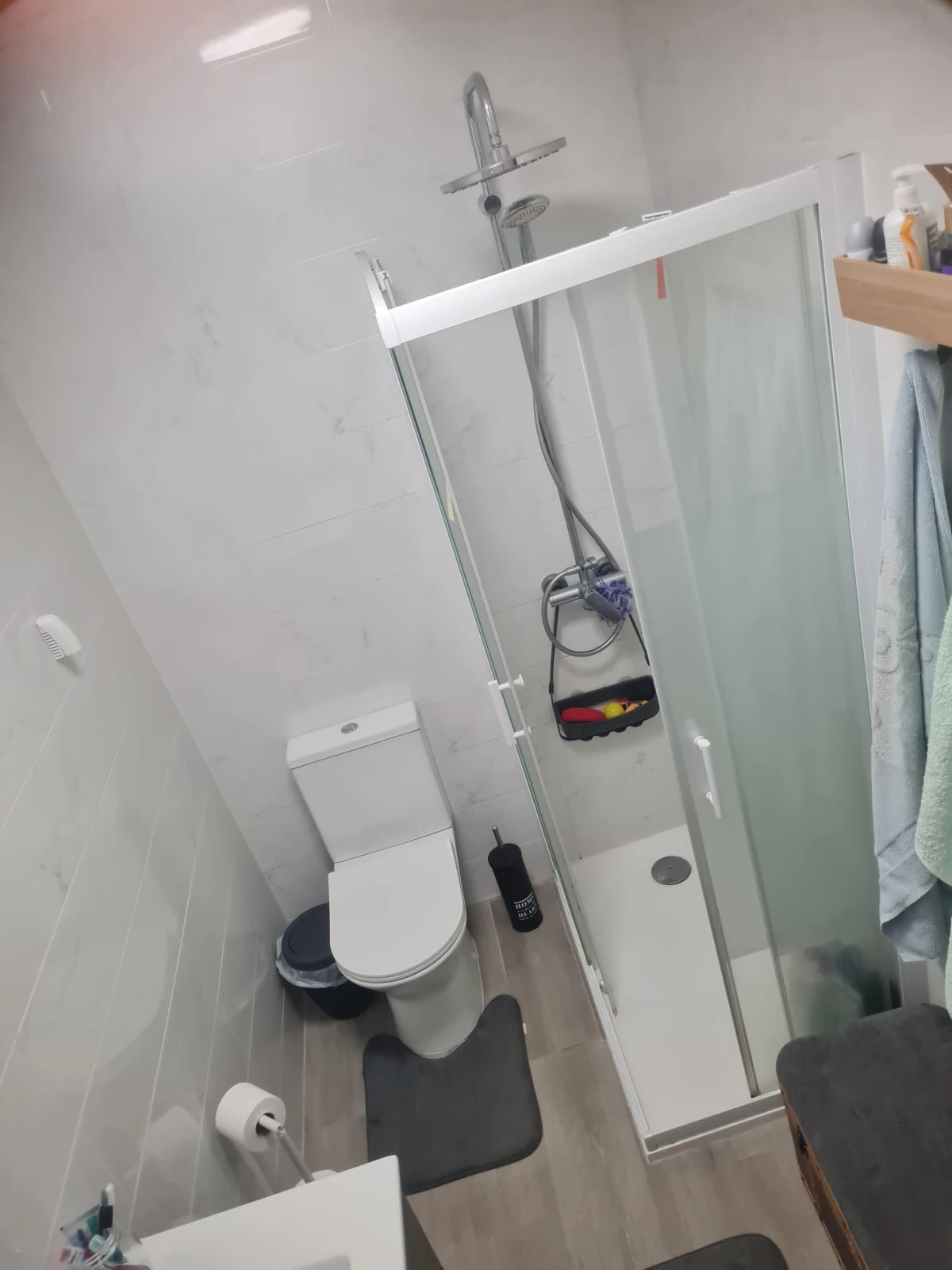 GR Negócios Imobiliários - Moradia V3 Moradia com andares de utilização independente e três acessos diferenciados; cave para garagem; rés do chão para comércio e andar para habitação. Logradouros separados individualmente e acessos automóveis/pedonais diferentes.