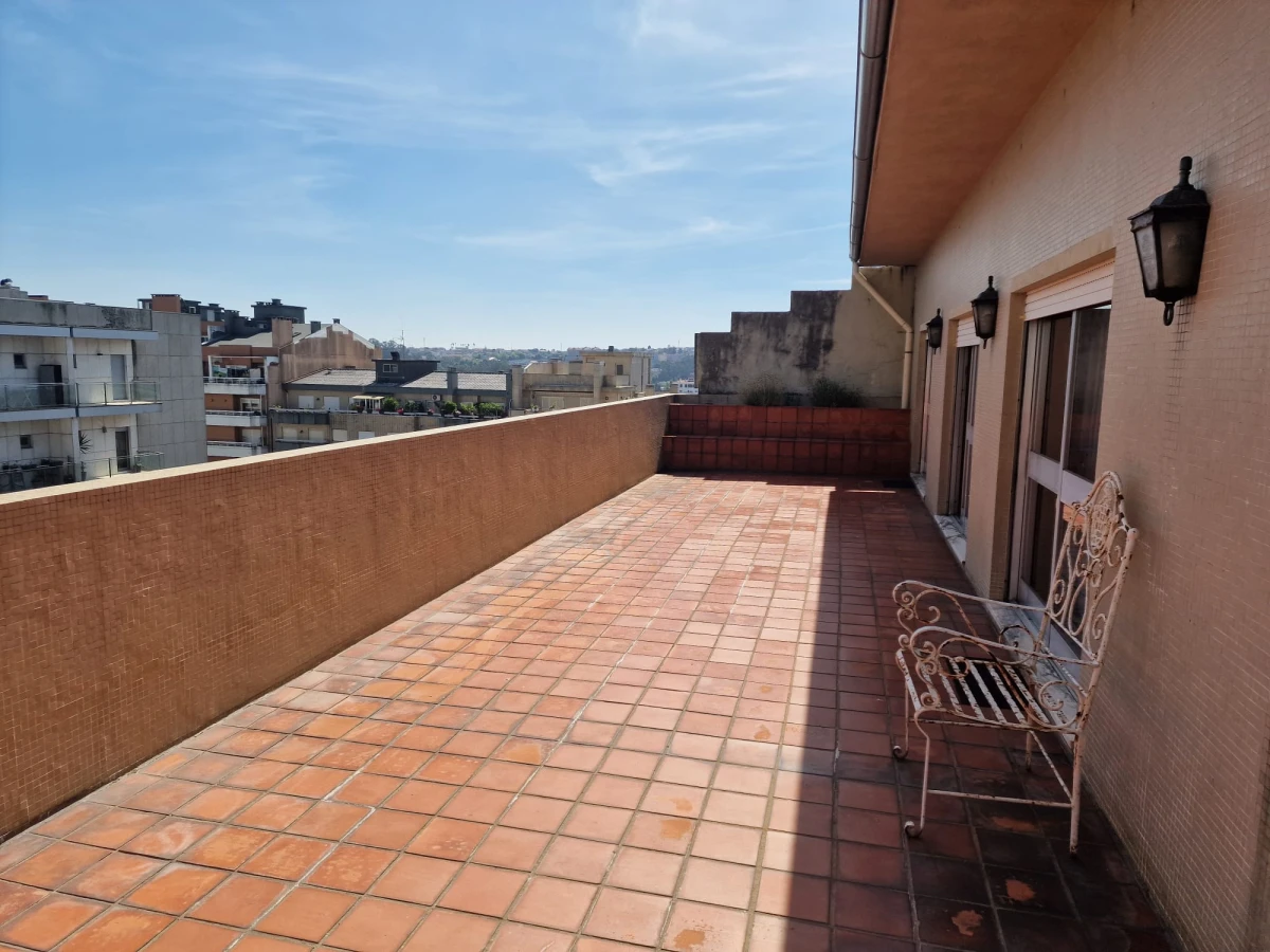 GR Negócios Imobiliários - Apartamento T4 + Apartamento T4 com águas furtadas; são 270m2 de área útil, dividida por 2 pisos; com generoso terraço de 38m2, varanda e marquise, 2 lugares de garagem disponíveis. Localização e exposição solar magníficas, contando ainda que é o último andar de prédio com elevador; a escassos metros da Praça Luís Ribeiro.