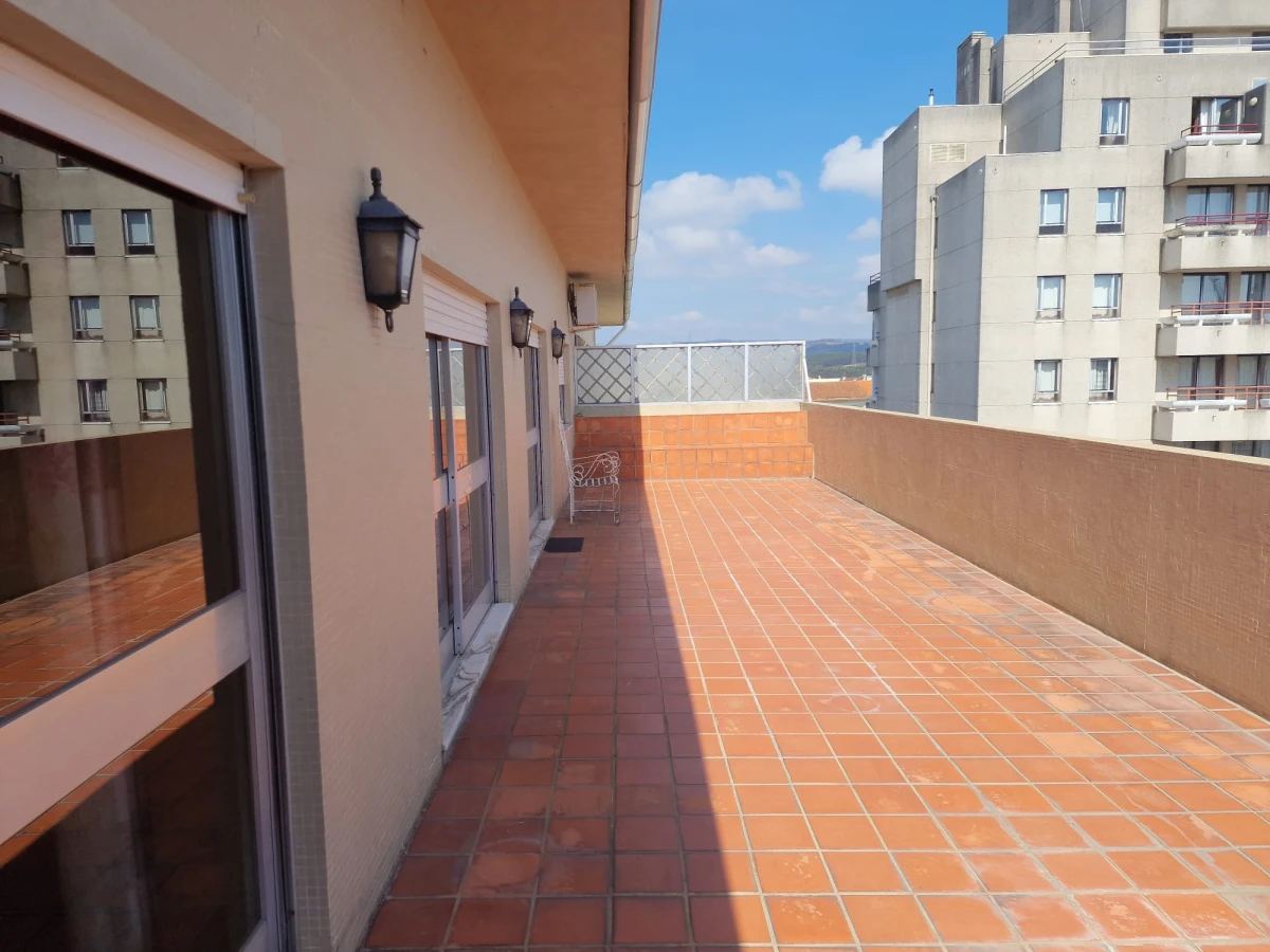 GR Negócios Imobiliários - Apartamento T4 + Apartamento T4 com águas furtadas; são 270m2 de área útil, dividida por 2 pisos; com generoso terraço de 38m2, varanda e marquise, 2 lugares de garagem disponíveis. Localização e exposição solar magníficas, contando ainda que é o último andar de prédio com elevador; a escassos metros da Praça Luís Ribeiro.