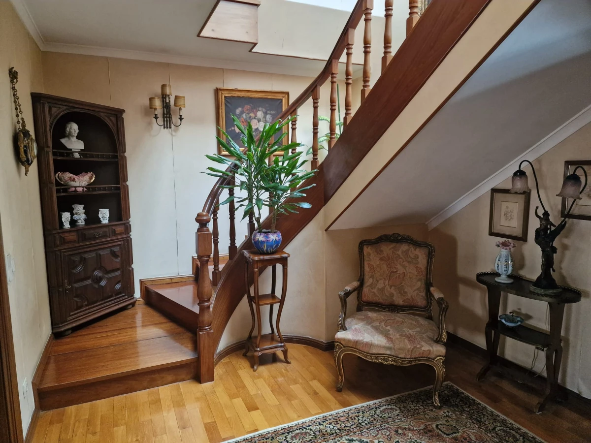 GR Negócios Imobiliários - Apartamento T4 + Apartamento T4 com águas furtadas; são 270m2 de área útil, dividida por 2 pisos; com generoso terraço de 38m2, varanda e marquise, 2 lugares de garagem disponíveis. Localização e exposição solar magníficas, contando ainda que é o último andar de prédio com elevador; a escassos metros da Praça Luís Ribeiro.