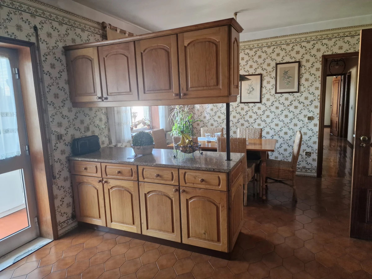 GR Negócios Imobiliários - Apartamento T4 + Apartamento T4 com águas furtadas; são 270m2 de área útil, dividida por 2 pisos; com generoso terraço de 38m2, varanda e marquise, 2 lugares de garagem disponíveis. Localização e exposição solar magníficas, contando ainda que é o último andar de prédio com elevador; a escassos metros da Praça Luís Ribeiro.