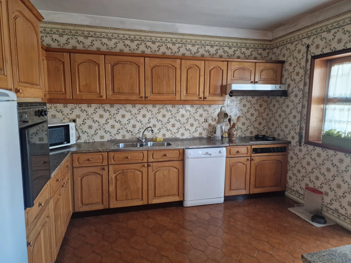 GR Negócios Imobiliários - Apartamento T4 + Apartamento T4 com águas furtadas; são 270m2 de área útil, dividida por 2 pisos; com generoso terraço de 38m2, varanda e marquise, 2 lugares de garagem disponíveis. Localização e exposição solar magníficas, contando ainda que é o último andar de prédio com elevador; a escassos metros da Praça Luís Ribeiro.