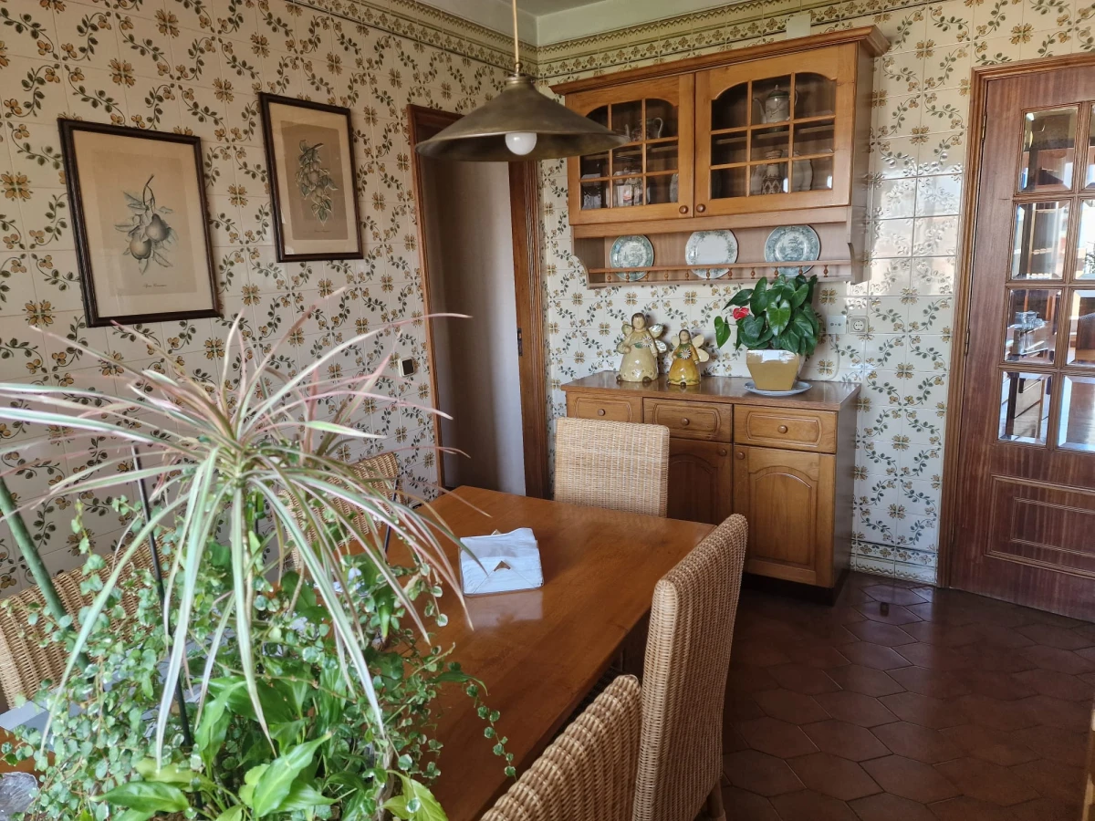 GR Negócios Imobiliários - Apartamento T4 + Apartamento T4 com águas furtadas; são 270m2 de área útil, dividida por 2 pisos; com generoso terraço de 38m2, varanda e marquise, 2 lugares de garagem disponíveis. Localização e exposição solar magníficas, contando ainda que é o último andar de prédio com elevador; a escassos metros da Praça Luís Ribeiro.