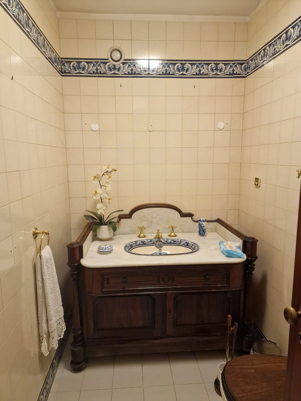 GR Negócios Imobiliários - Apartamento T4 + Apartamento T4 com águas furtadas; são 270m2 de área útil, dividida por 2 pisos; com generoso terraço de 38m2, varanda e marquise, 2 lugares de garagem disponíveis. Localização e exposição solar magníficas, contando ainda que é o último andar de prédio com elevador; a escassos metros da Praça Luís Ribeiro.