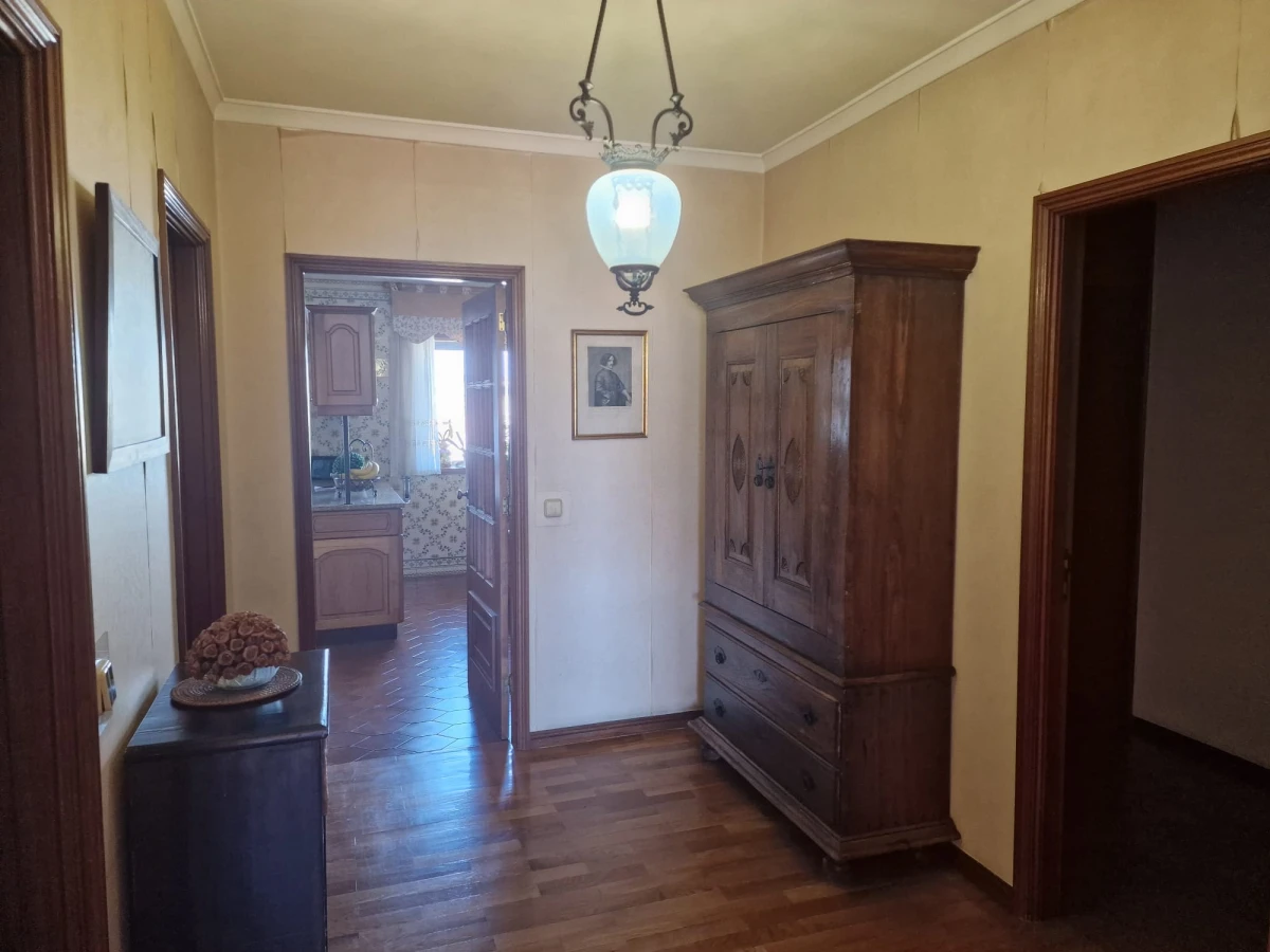 GR Negócios Imobiliários - Apartamento T4 + Apartamento T4 com águas furtadas; são 270m2 de área útil, dividida por 2 pisos; com generoso terraço de 38m2, varanda e marquise, 2 lugares de garagem disponíveis. Localização e exposição solar magníficas, contando ainda que é o último andar de prédio com elevador; a escassos metros da Praça Luís Ribeiro.