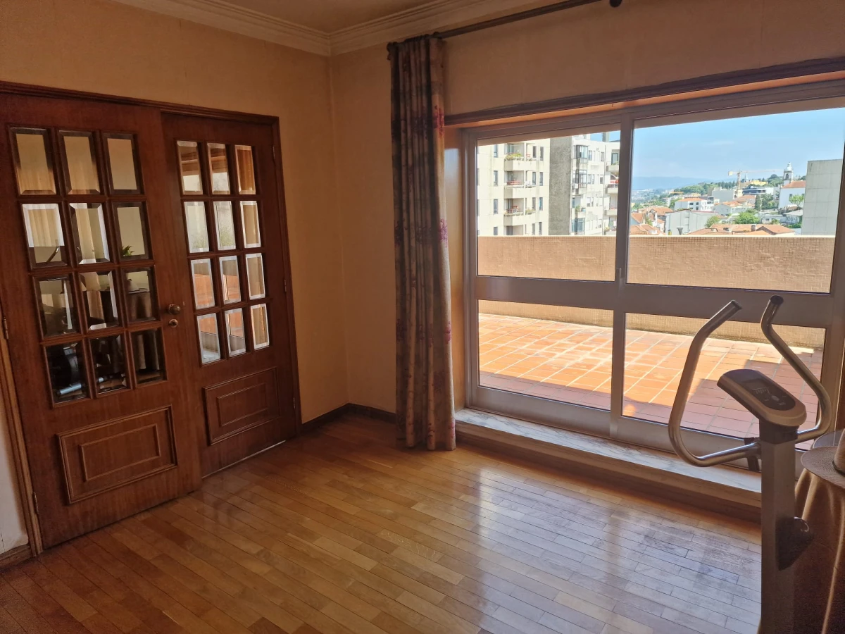 GR Negócios Imobiliários - Apartamento T4 + Apartamento T4 com águas furtadas; são 270m2 de área útil, dividida por 2 pisos; com generoso terraço de 38m2, varanda e marquise, 2 lugares de garagem disponíveis. Localização e exposição solar magníficas, contando ainda que é o último andar de prédio com elevador; a escassos metros da Praça Luís Ribeiro.