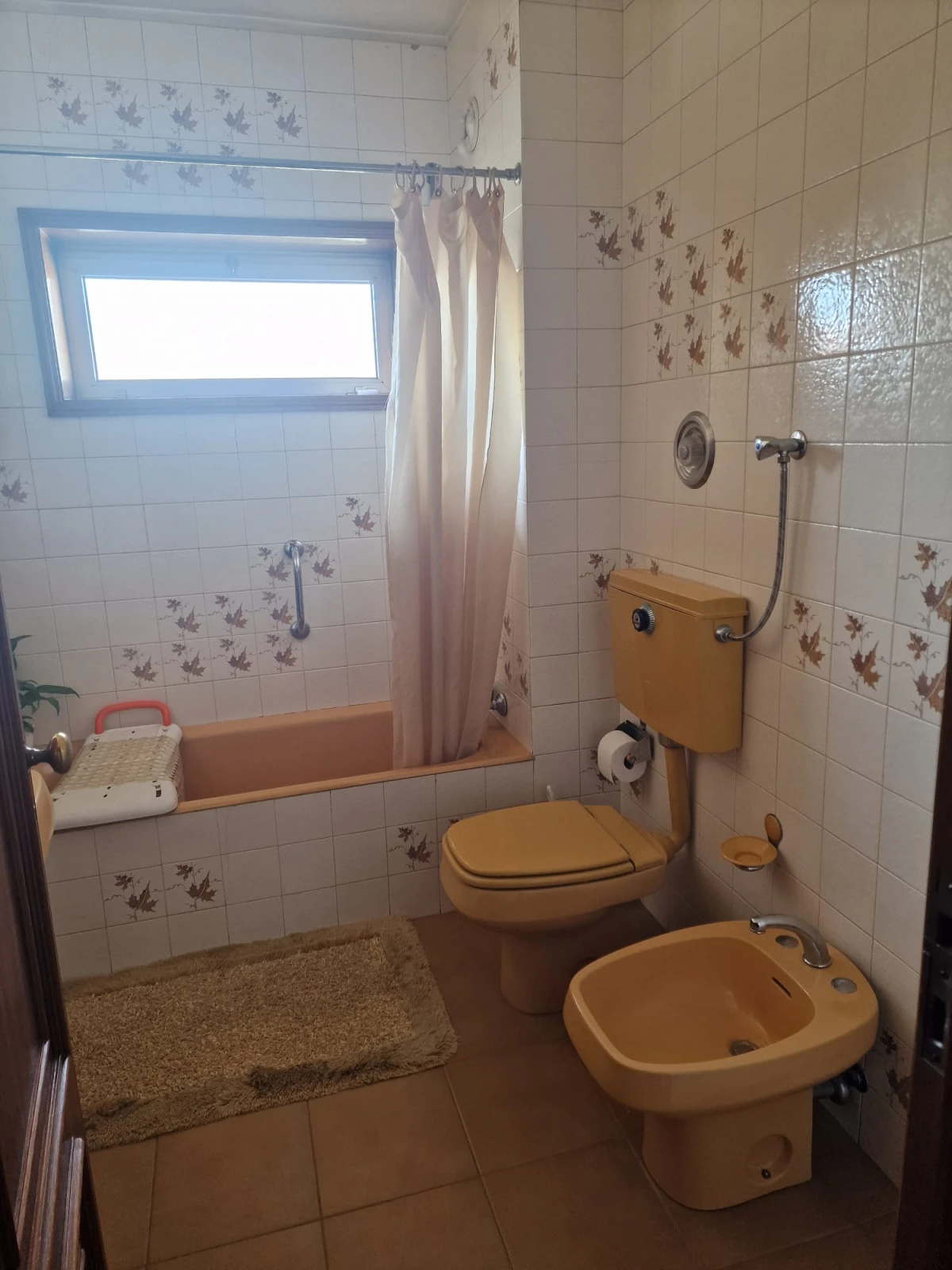 GR Negócios Imobiliários - Apartamento T4 + Apartamento T4 com águas furtadas; são 270m2 de área útil, dividida por 2 pisos; com generoso terraço de 38m2, varanda e marquise, 2 lugares de garagem disponíveis. Localização e exposição solar magníficas, contando ainda que é o último andar de prédio com elevador; a escassos metros da Praça Luís Ribeiro.