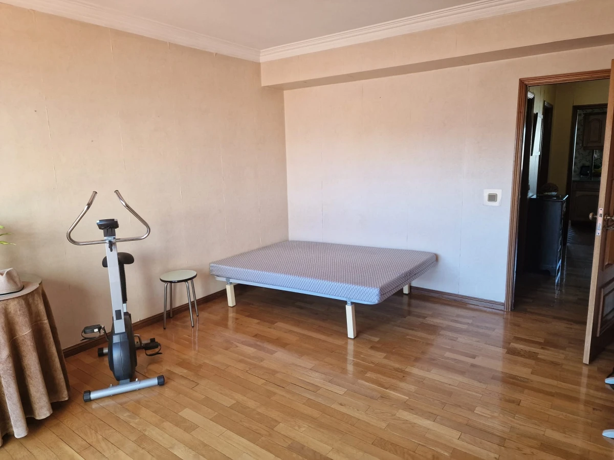 GR Negócios Imobiliários - Apartamento T4 + Apartamento T4 com águas furtadas; são 270m2 de área útil, dividida por 2 pisos; com generoso terraço de 38m2, varanda e marquise, 2 lugares de garagem disponíveis. Localização e exposição solar magníficas, contando ainda que é o último andar de prédio com elevador; a escassos metros da Praça Luís Ribeiro.