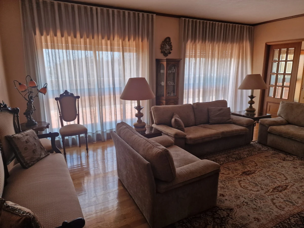 GR Negócios Imobiliários - Apartamento T4 + Apartamento T4 com águas furtadas; são 270m2 de área útil, dividida por 2 pisos; com generoso terraço de 38m2, varanda e marquise, 2 lugares de garagem disponíveis. Localização e exposição solar magníficas, contando ainda que é o último andar de prédio com elevador; a escassos metros da Praça Luís Ribeiro.