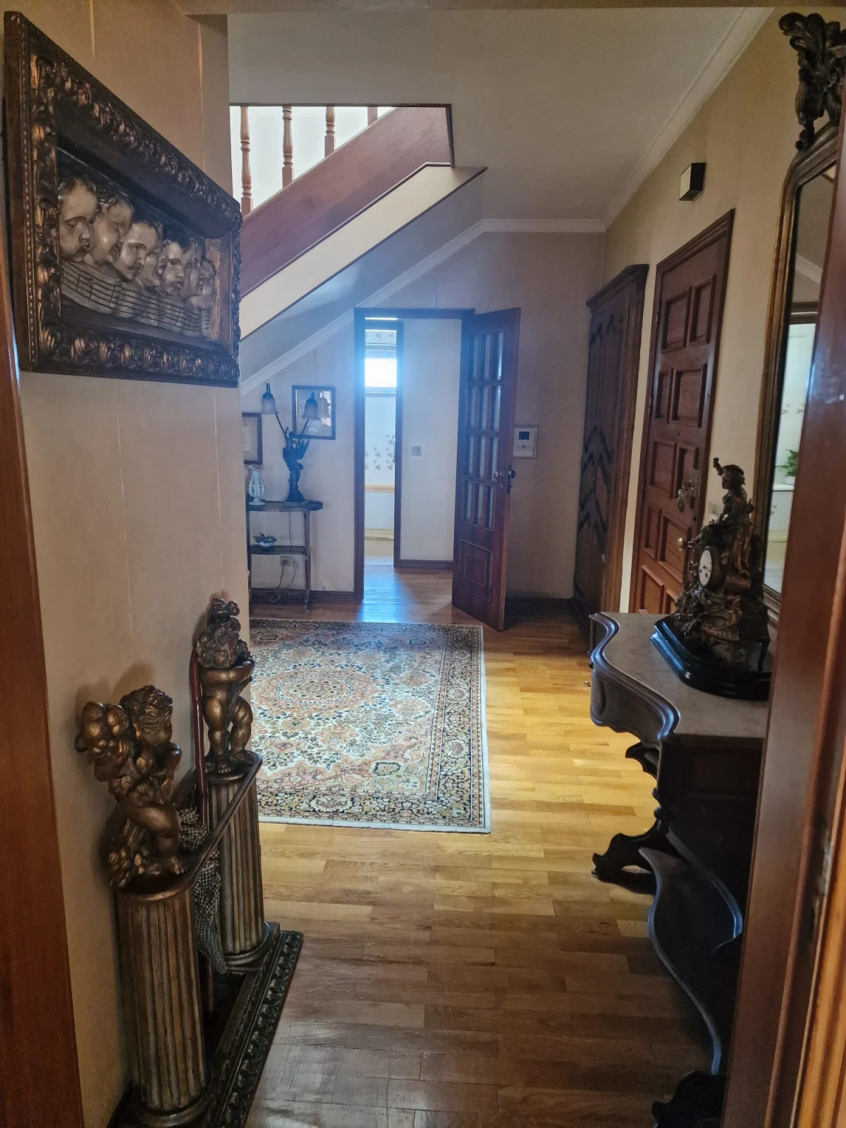 GR Negócios Imobiliários - Apartamento T4 + Apartamento T4 com águas furtadas; são 270m2 de área útil, dividida por 2 pisos; com generoso terraço de 38m2, varanda e marquise, 2 lugares de garagem disponíveis. Localização e exposição solar magníficas, contando ainda que é o último andar de prédio com elevador; a escassos metros da Praça Luís Ribeiro.