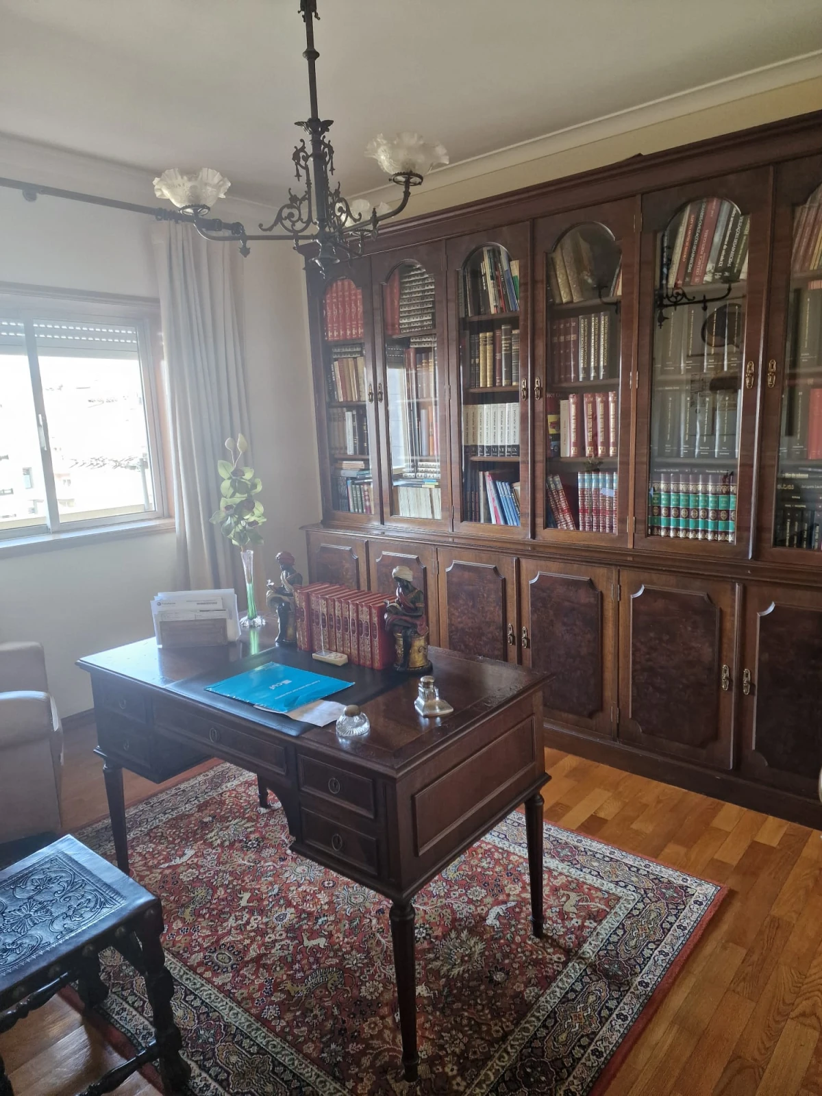 GR Negócios Imobiliários - Apartamento T4 + Apartamento T4 com águas furtadas; são 270m2 de área útil, dividida por 2 pisos; com generoso terraço de 38m2, varanda e marquise, 2 lugares de garagem disponíveis. Localização e exposição solar magníficas, contando ainda que é o último andar de prédio com elevador; a escassos metros da Praça Luís Ribeiro.