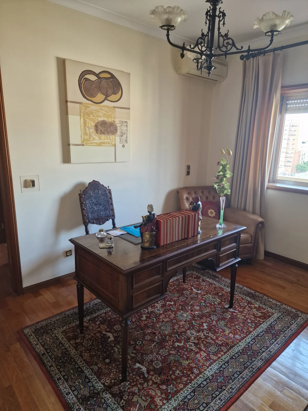 GR Negócios Imobiliários - Apartamento T4 + Apartamento T4 com águas furtadas; são 270m2 de área útil, dividida por 2 pisos; com generoso terraço de 38m2, varanda e marquise, 2 lugares de garagem disponíveis. Localização e exposição solar magníficas, contando ainda que é o último andar de prédio com elevador; a escassos metros da Praça Luís Ribeiro.