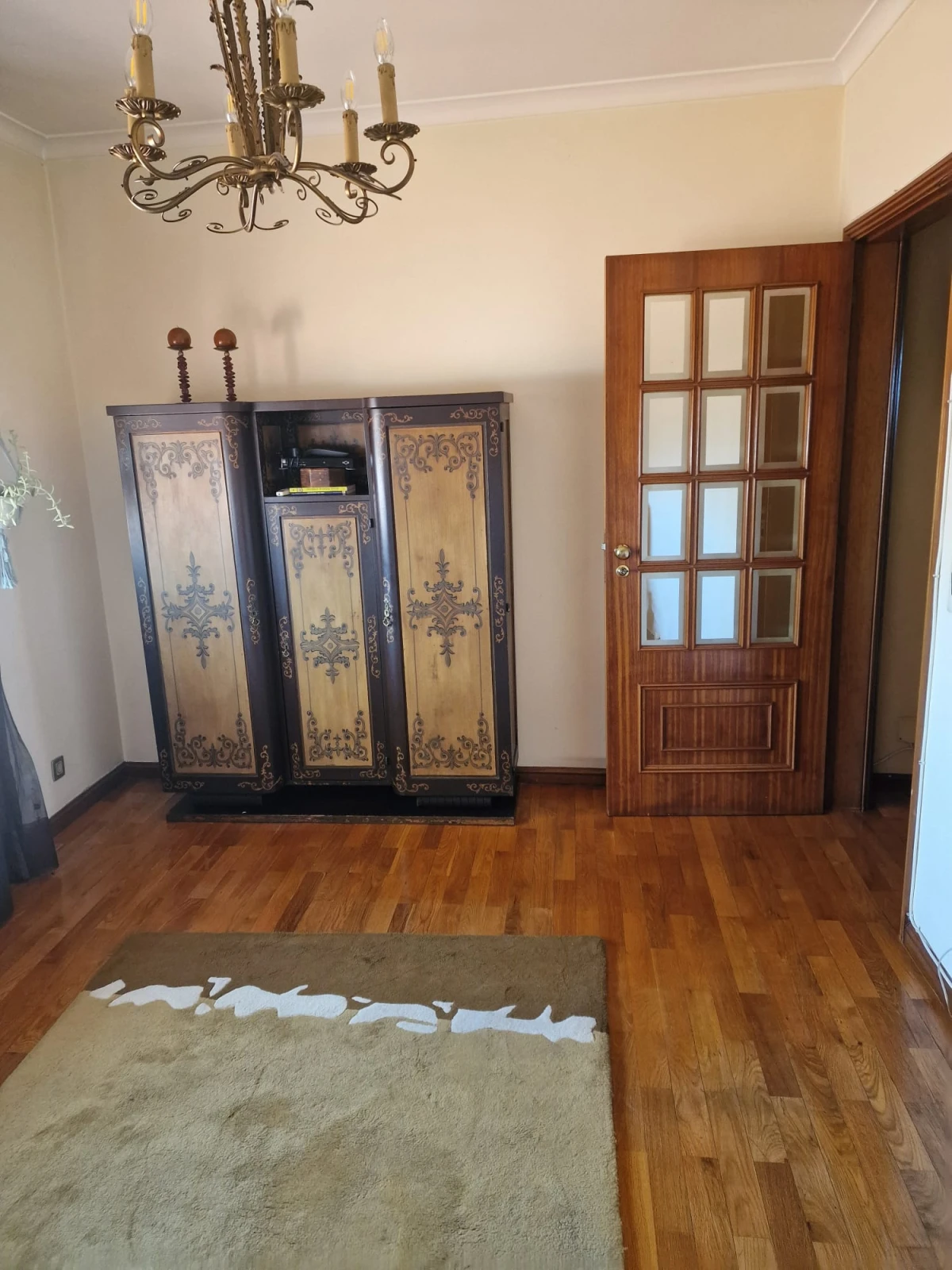 GR Negócios Imobiliários - Apartamento T4 + Apartamento T4 com águas furtadas; são 270m2 de área útil, dividida por 2 pisos; com generoso terraço de 38m2, varanda e marquise, 2 lugares de garagem disponíveis. Localização e exposição solar magníficas, contando ainda que é o último andar de prédio com elevador; a escassos metros da Praça Luís Ribeiro.