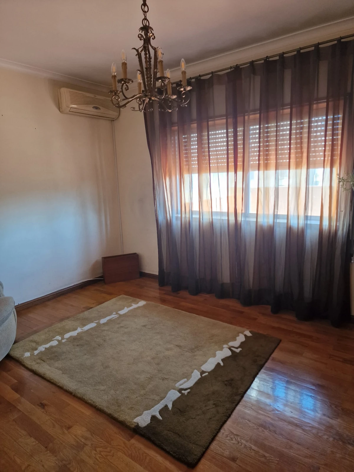 GR Negócios Imobiliários - Apartamento T4 + Apartamento T4 com águas furtadas; são 270m2 de área útil, dividida por 2 pisos; com generoso terraço de 38m2, varanda e marquise, 2 lugares de garagem disponíveis. Localização e exposição solar magníficas, contando ainda que é o último andar de prédio com elevador; a escassos metros da Praça Luís Ribeiro.