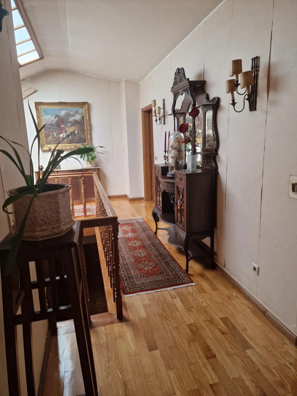 GR Negócios Imobiliários - Apartamento T4 + Apartamento T4 com águas furtadas; são 270m2 de área útil, dividida por 2 pisos; com generoso terraço de 38m2, varanda e marquise, 2 lugares de garagem disponíveis. Localização e exposição solar magníficas, contando ainda que é o último andar de prédio com elevador; a escassos metros da Praça Luís Ribeiro.