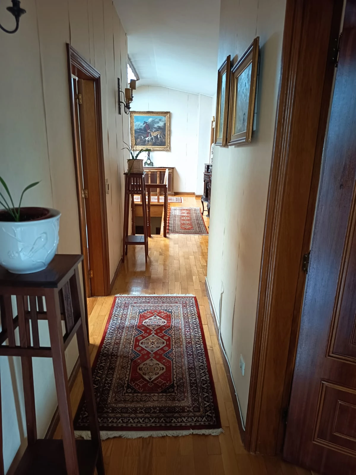 GR Negócios Imobiliários - Apartamento T4 + Apartamento T4 com águas furtadas; são 270m2 de área útil, dividida por 2 pisos; com generoso terraço de 38m2, varanda e marquise, 2 lugares de garagem disponíveis. Localização e exposição solar magníficas, contando ainda que é o último andar de prédio com elevador; a escassos metros da Praça Luís Ribeiro.