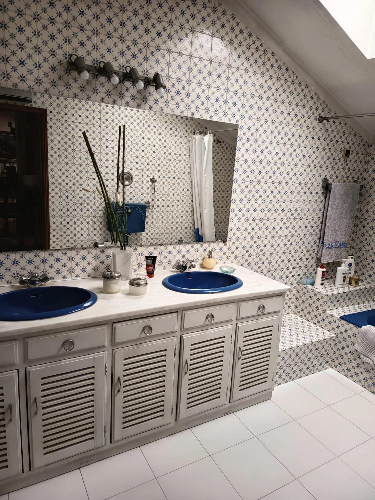 GR Negócios Imobiliários - Apartamento T4 + Apartamento T4 com águas furtadas; são 270m2 de área útil, dividida por 2 pisos; com generoso terraço de 38m2, varanda e marquise, 2 lugares de garagem disponíveis. Localização e exposição solar magníficas, contando ainda que é o último andar de prédio com elevador; a escassos metros da Praça Luís Ribeiro.