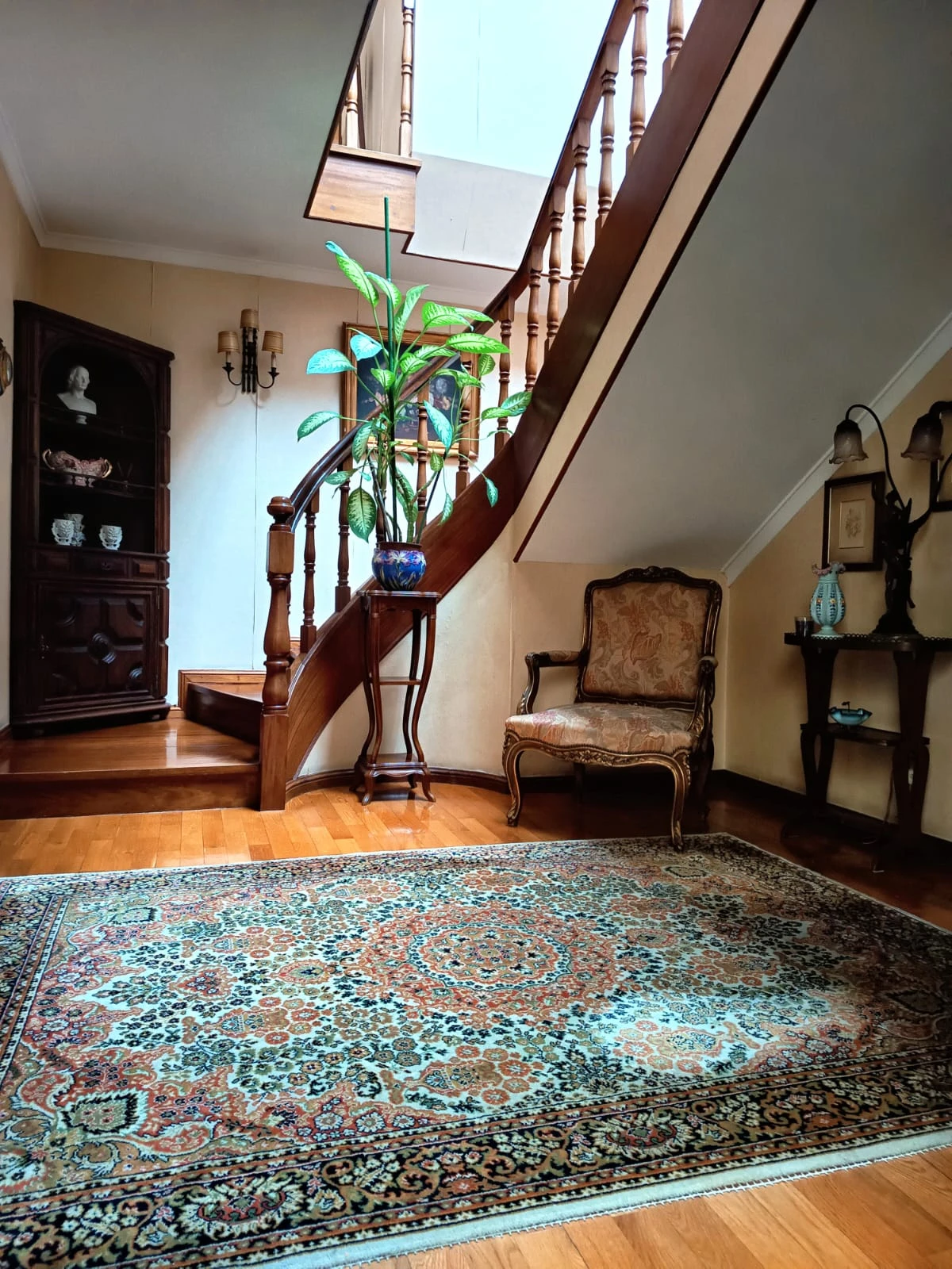 GR Negócios Imobiliários - Apartamento T4 + Apartamento T4 com águas furtadas; são 270m2 de área útil, dividida por 2 pisos; com generoso terraço de 38m2, varanda e marquise, 2 lugares de garagem disponíveis. Localização e exposição solar magníficas, contando ainda que é o último andar de prédio com elevador; a escassos metros da Praça Luís Ribeiro.