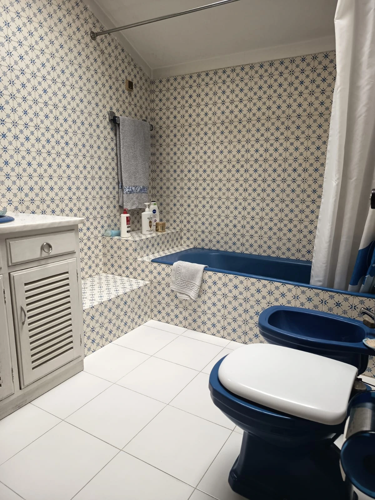 GR Negócios Imobiliários - Apartamento T4 + Apartamento T4 com águas furtadas; são 270m2 de área útil, dividida por 2 pisos; com generoso terraço de 38m2, varanda e marquise, 2 lugares de garagem disponíveis. Localização e exposição solar magníficas, contando ainda que é o último andar de prédio com elevador; a escassos metros da Praça Luís Ribeiro.