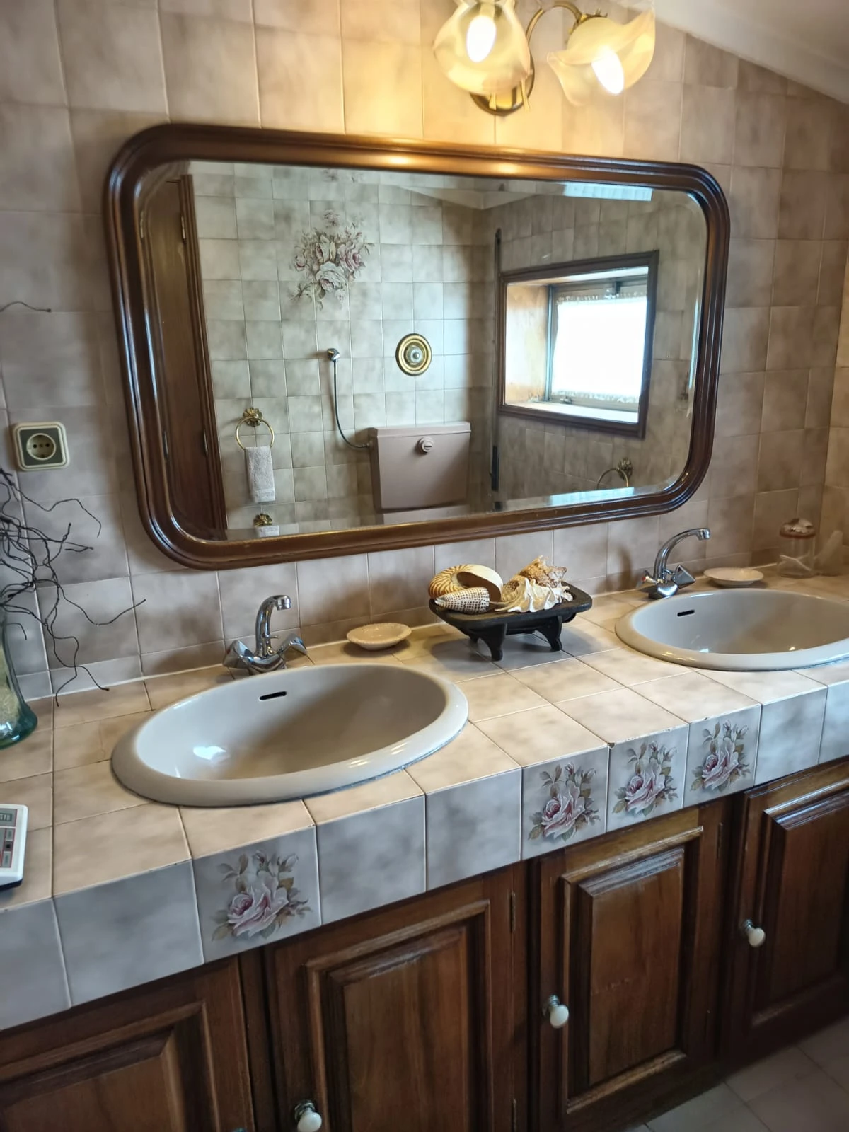 GR Negócios Imobiliários - Apartamento T4 + Apartamento T4 com águas furtadas; são 270m2 de área útil, dividida por 2 pisos; com generoso terraço de 38m2, varanda e marquise, 2 lugares de garagem disponíveis. Localização e exposição solar magníficas, contando ainda que é o último andar de prédio com elevador; a escassos metros da Praça Luís Ribeiro.