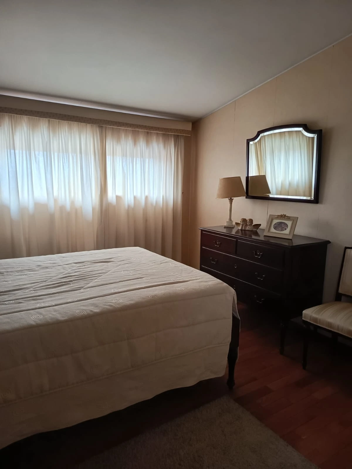 GR Negócios Imobiliários - Apartamento T4 + Apartamento T4 com águas furtadas; são 270m2 de área útil, dividida por 2 pisos; com generoso terraço de 38m2, varanda e marquise, 2 lugares de garagem disponíveis. Localização e exposição solar magníficas, contando ainda que é o último andar de prédio com elevador; a escassos metros da Praça Luís Ribeiro.