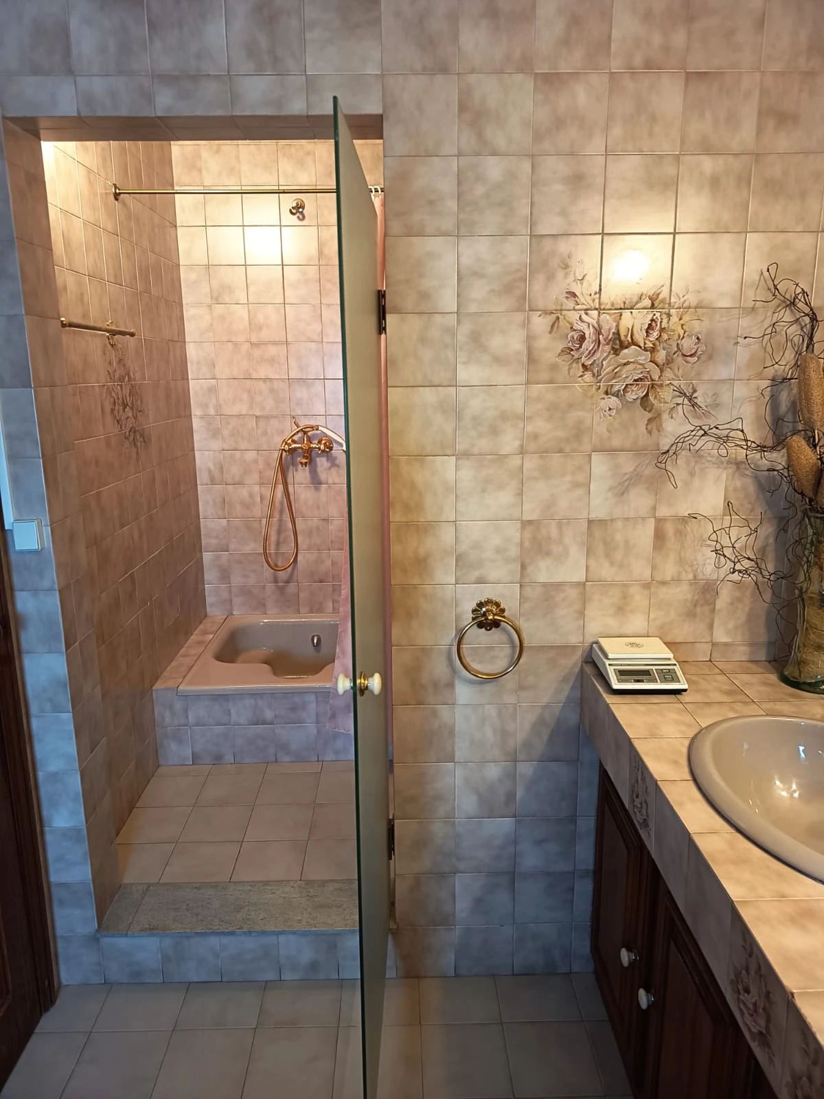 GR Negócios Imobiliários - Apartamento T4 + Apartamento T4 com águas furtadas; são 270m2 de área útil, dividida por 2 pisos; com generoso terraço de 38m2, varanda e marquise, 2 lugares de garagem disponíveis. Localização e exposição solar magníficas, contando ainda que é o último andar de prédio com elevador; a escassos metros da Praça Luís Ribeiro.