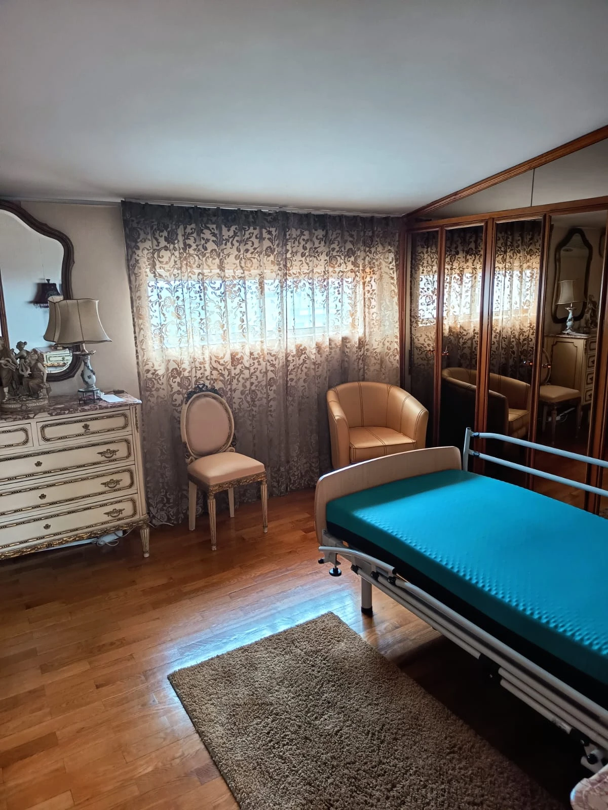 GR Negócios Imobiliários - Apartamento T4 + Apartamento T4 com águas furtadas; são 270m2 de área útil, dividida por 2 pisos; com generoso terraço de 38m2, varanda e marquise, 2 lugares de garagem disponíveis. Localização e exposição solar magníficas, contando ainda que é o último andar de prédio com elevador; a escassos metros da Praça Luís Ribeiro.