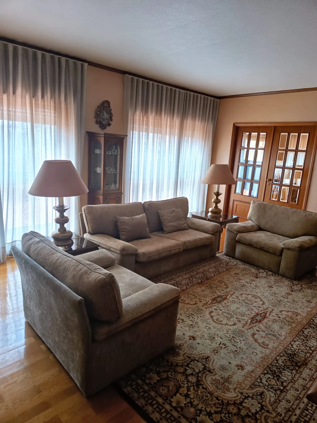 GR Negócios Imobiliários - Apartamento T4 + Apartamento T4 com águas furtadas; são 270m2 de área útil, dividida por 2 pisos; com generoso terraço de 38m2, varanda e marquise, 2 lugares de garagem disponíveis. Localização e exposição solar magníficas, contando ainda que é o último andar de prédio com elevador; a escassos metros da Praça Luís Ribeiro.