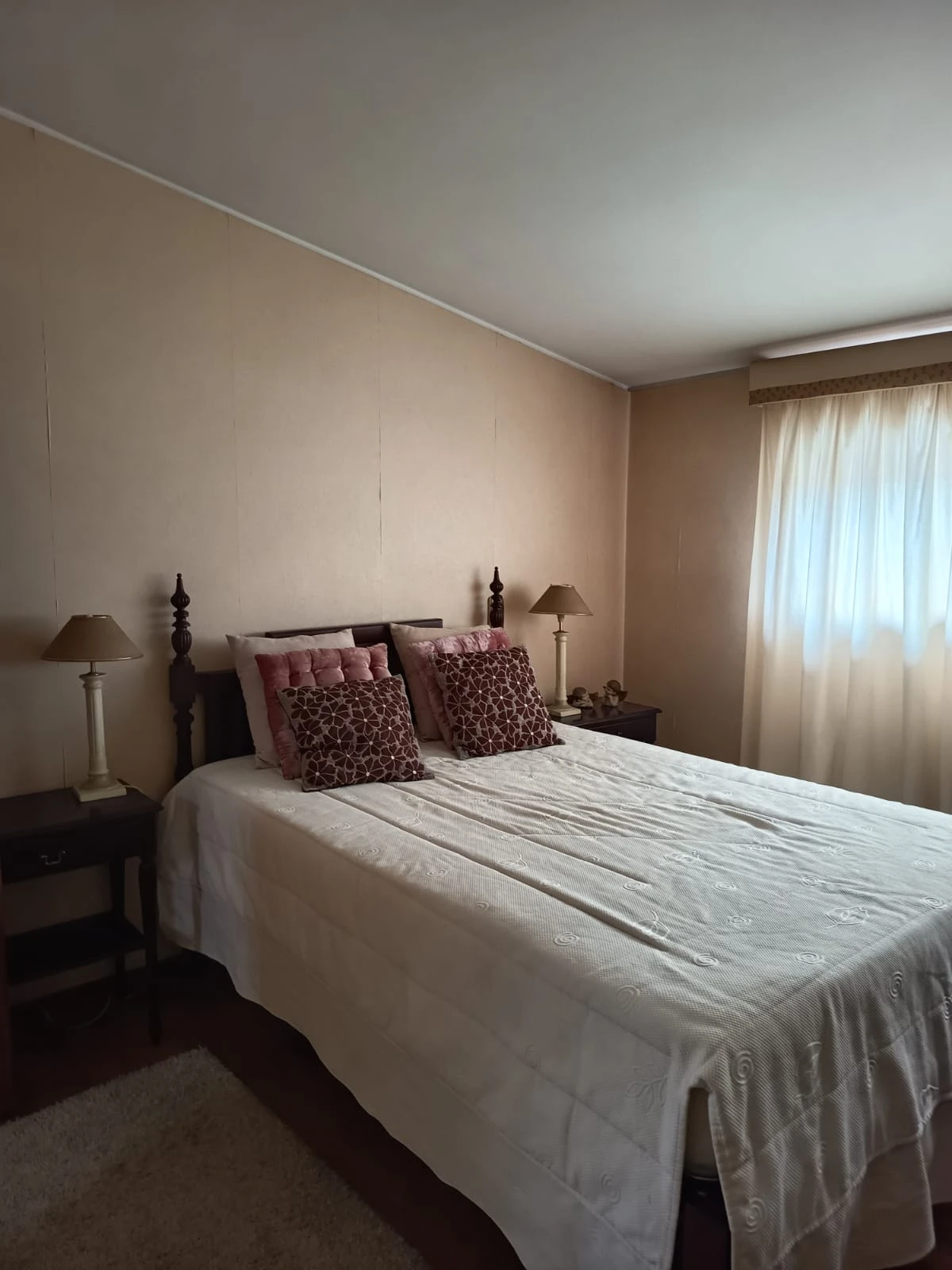 GR Negócios Imobiliários - Apartamento T4 + Apartamento T4 com águas furtadas; são 270m2 de área útil, dividida por 2 pisos; com generoso terraço de 38m2, varanda e marquise, 2 lugares de garagem disponíveis. Localização e exposição solar magníficas, contando ainda que é o último andar de prédio com elevador; a escassos metros da Praça Luís Ribeiro.