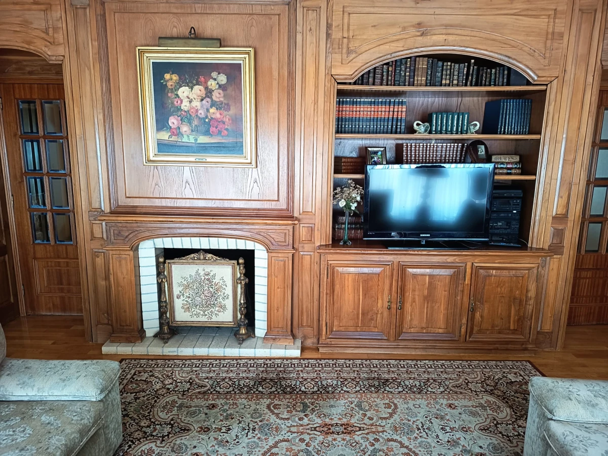 GR Negócios Imobiliários - Apartamento T4 + Apartamento T4 com águas furtadas; são 270m2 de área útil, dividida por 2 pisos; com generoso terraço de 38m2, varanda e marquise, 2 lugares de garagem disponíveis. Localização e exposição solar magníficas, contando ainda que é o último andar de prédio com elevador; a escassos metros da Praça Luís Ribeiro.