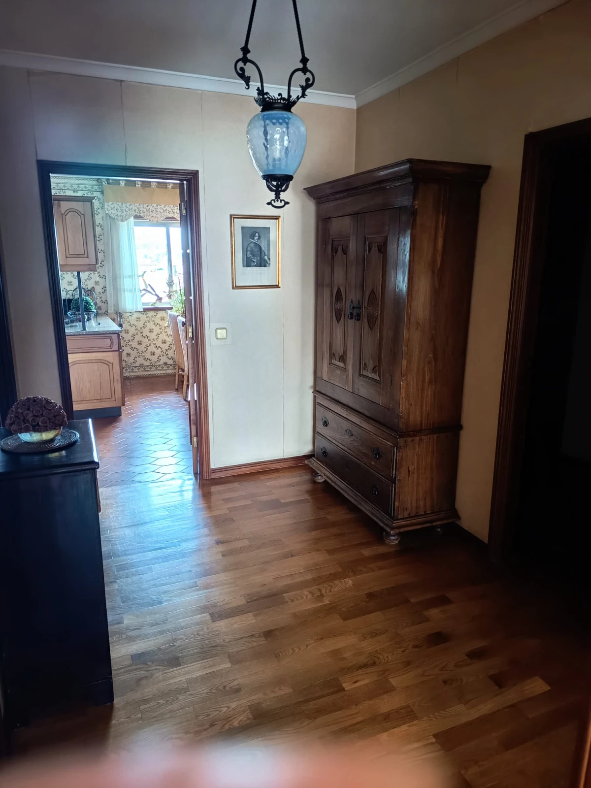 GR Negócios Imobiliários - Apartamento T4 + Apartamento T4 com águas furtadas; são 270m2 de área útil, dividida por 2 pisos; com generoso terraço de 38m2, varanda e marquise, 2 lugares de garagem disponíveis. Localização e exposição solar magníficas, contando ainda que é o último andar de prédio com elevador; a escassos metros da Praça Luís Ribeiro.