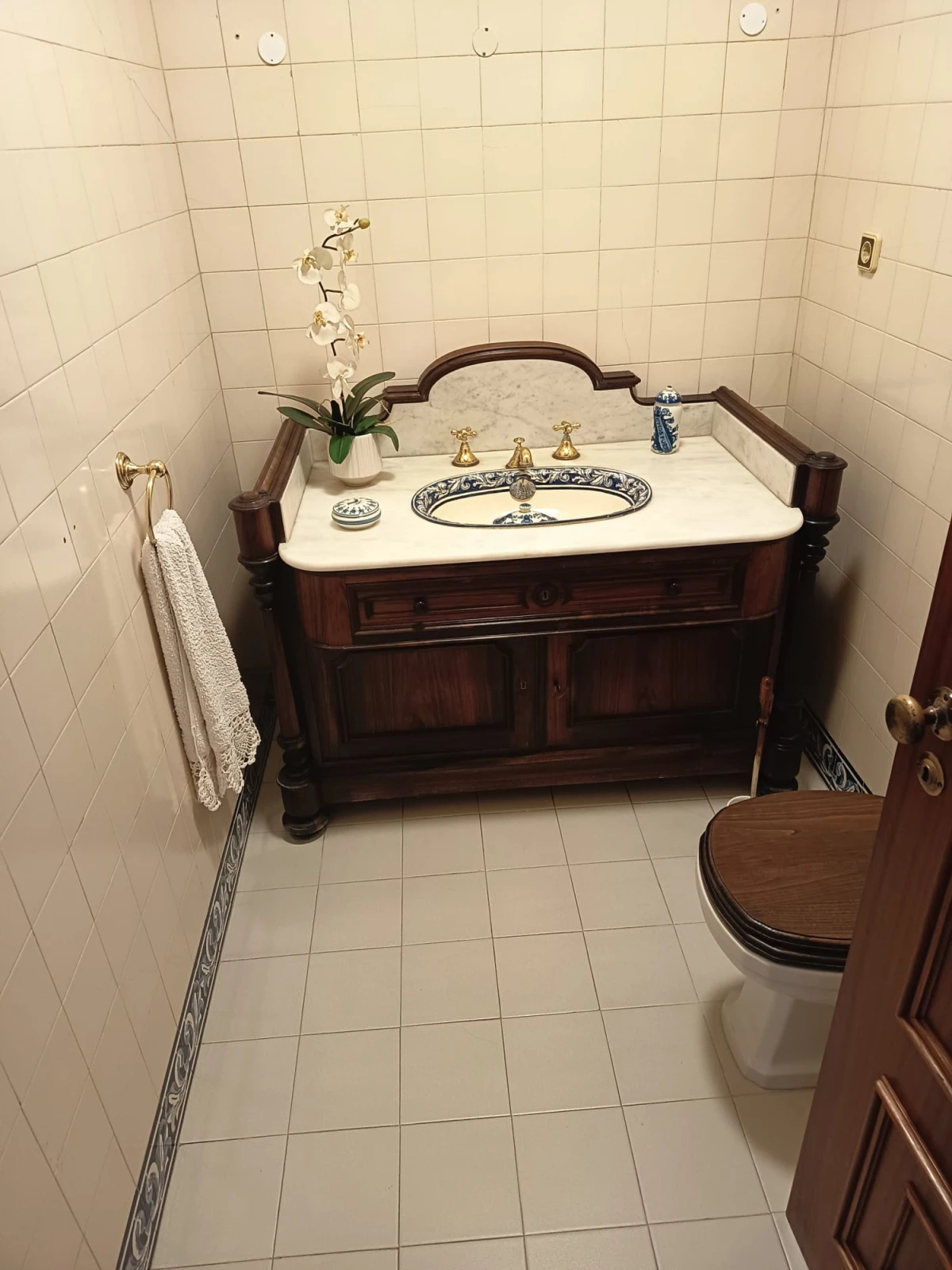 GR Negócios Imobiliários - Apartamento T4 + Apartamento T4 com águas furtadas; são 270m2 de área útil, dividida por 2 pisos; com generoso terraço de 38m2, varanda e marquise, 2 lugares de garagem disponíveis. Localização e exposição solar magníficas, contando ainda que é o último andar de prédio com elevador; a escassos metros da Praça Luís Ribeiro.