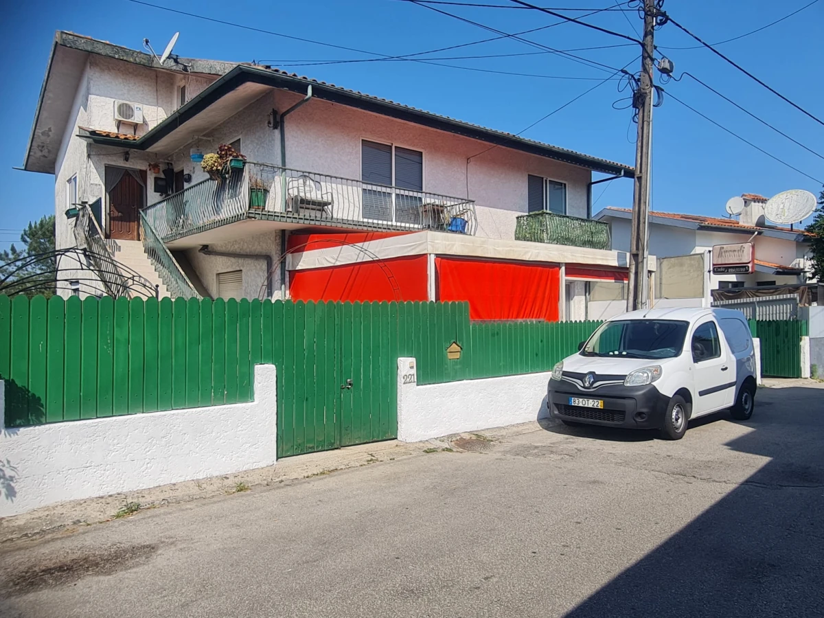 GR Negócios Imobiliários - Moradia V3 Moradia com andares de utilização independente e três acessos diferenciados; cave para garagem; rés do chão para comércio e andar para habitação. Logradouros separados individualmente e acessos automóveis/pedonais diferentes.